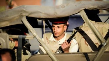 Egyptiläiset sotilaat vartioivat Siinain pohjoisosassa tammikuussa kuolleiden turvahenkilöstön ruumiita