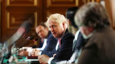 Boris Johnson przewodniczy społecznie zdystansowanemu posiedzeniu gabinetu.