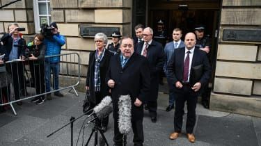 Alex Salmond je marca 2020 zapustil višje sodišče v Edinburghu