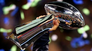 Zwycięzcy Super Bowl LV podniosą trofeum Vince Lombardi