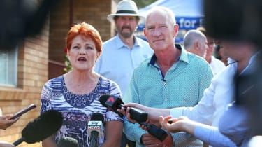 Australische politicus verontschuldigt zich voor bewering dat schoolmeisjes 'dildo's leren gebruiken'