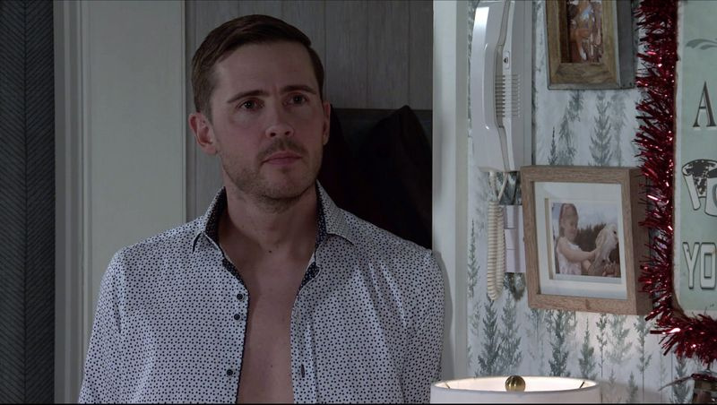 Karūnavimo gatvės spoileriai: Billy sugauna Toddą Grimshaw jo bute!