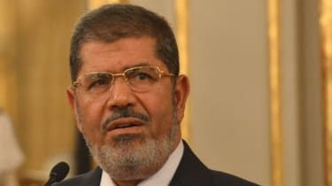 Egyptens ekspræsident møder i retten i et lydisoleret glasbur