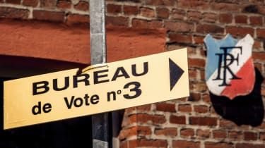 O emblemă a Frontului Național indică drumul către o secție de votare