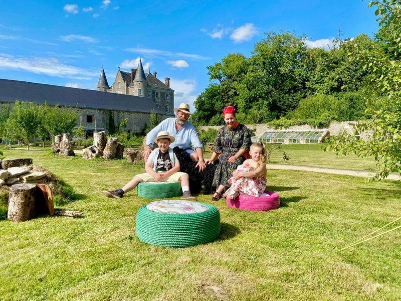 TV Tonight: La familia Strawbridge se relaja en su castillo francés.
