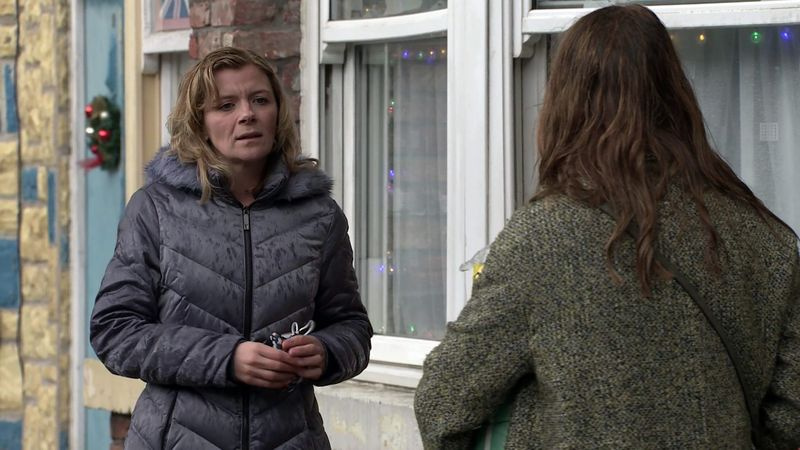 Leanne Battersby kalbasi su Toyah Coronation gatvėje