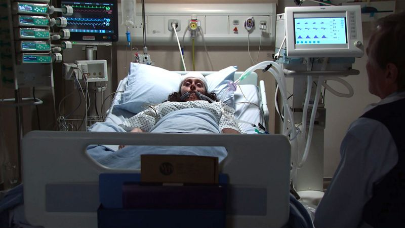 Nina in ziekenhuisbed Coronation Street