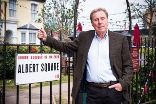 „EastEnders” publikuje nowe zdjęcia Harry'ego Redknappa spotykającego Micka i Lindę Carter w mydlanej kamei