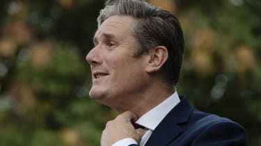 Keir Starmer vorbește cu presa după o vizită la un proiect NHS din Londra.