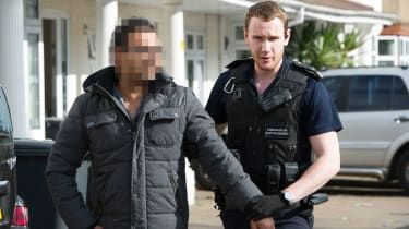 Illegale innvandrere som jobber i Storbritannia 'vil bli sendt i fengsel'