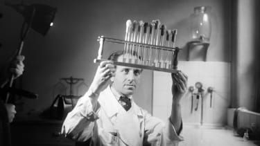 En medisinsk forsker tester penicillin i et laboratorium i Paris i 1945
