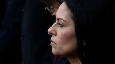 Čo je to gaslighting – a čo s tým má spoločné Priti Patel?