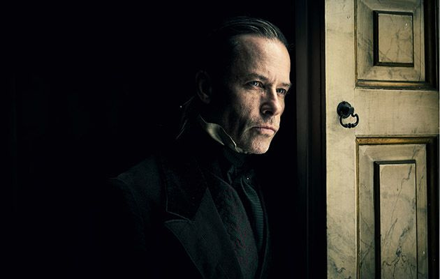 Entiset naapurit -sarjan päätähti Guy Pearce esittää Scroogena joululaulussa