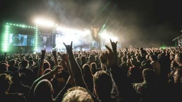 Starejše moške, ki so pobegnili iz oskrbnega doma, našli na metal festivalu