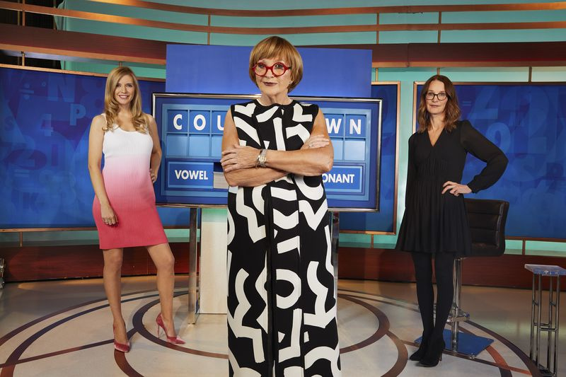 Anne Robinson steht im Countdown-Studio mit Rachel Riley und Susie Dent hinter ihr