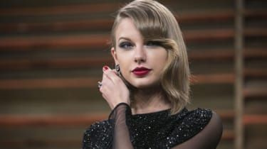 Taylor Swift 'rejser skjult inde i en kuffert'