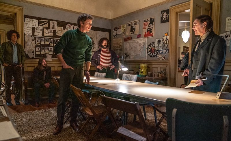 Sacha Baron Cohen como Abbie Hoffman, Danny Flaherty como John Froines, Eddie Redmayne como Tom Hayden, Jeremy Strong como Jerry Rubin e Mark Rylance como William Kuntsler em The Trial of the Chicago 7.