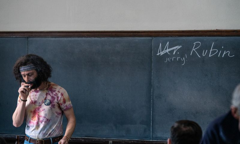 Jeremy Strong no julgamento do Chicago 7.