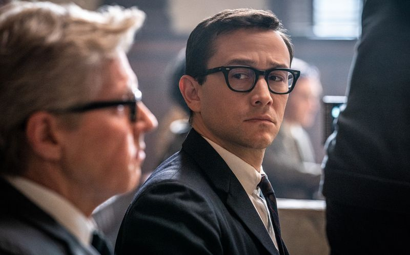 Joseph Gordon Levitt como Richard Schultz em The Trial of the Chicago 7