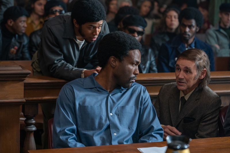 Yahya Abdul-Mateen II como Bobby Seale e Mark Rylance como William Kuntsler em The Trial of the Chicago 7.