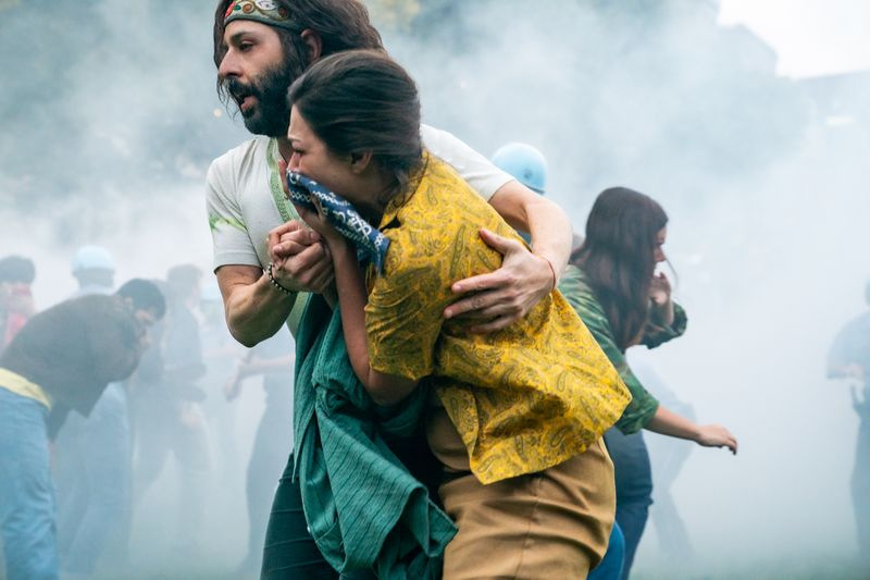 Jeremy Strong como Jerry Rubin em Trial of the Chicago 7.