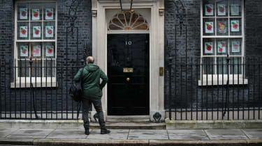 Dominic Cummings stojí pred Downing Street 10.