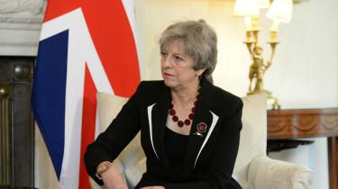 Kan «tapt og maktesløs» Theresa May overleve?