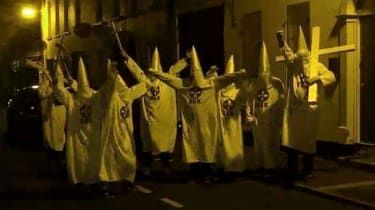 La police de NI enquête sur un 'rassemblement du KKK' devant un centre islamique