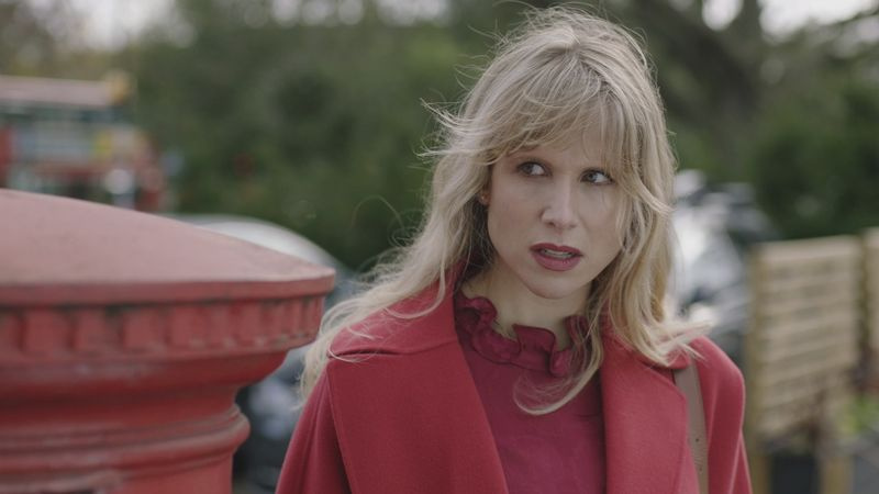 Amanda (Lucy Punch) verursacht noch mehr Chaos im Mutterland (Bildnachweis: Merman – Fotograf: Grab)