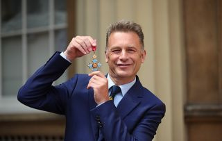 ¡Chris Packham se ve casi irreconocible mientras comparte una instantánea de sí mismo como PUNK!