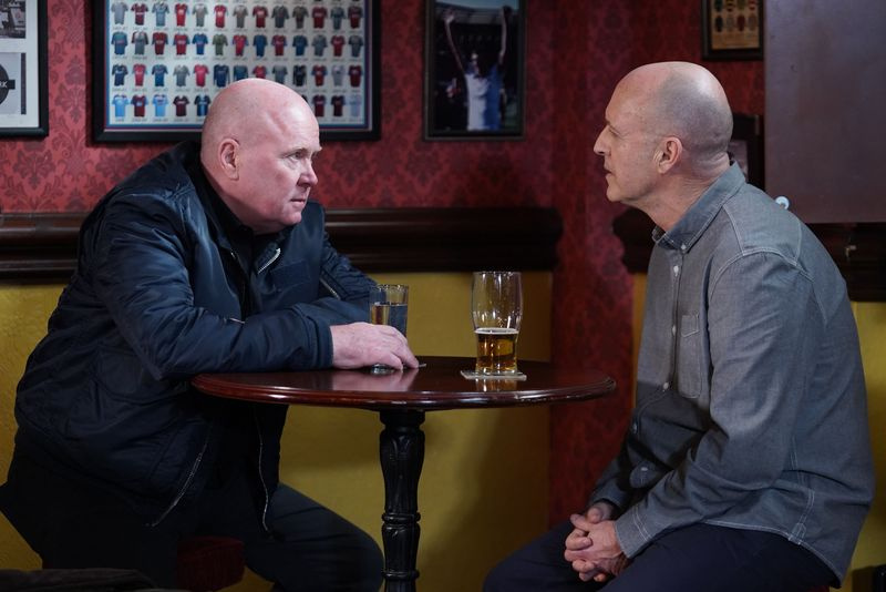 Phil Mitchell ja Danny Hardcastle arutavad EastEndersis tehingut.