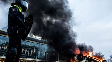 Samochód płonie podczas protestów przeciwko blokadzie w Eindhoven w styczniu