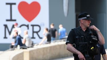 Oborožena policija patruljira po središču mesta pred nacionalno minuto