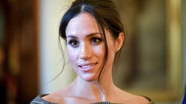 Meghan Markle udelila deväťmesačné oneskorenie v prípade ochrany osobných údajov Mail on Sunday
