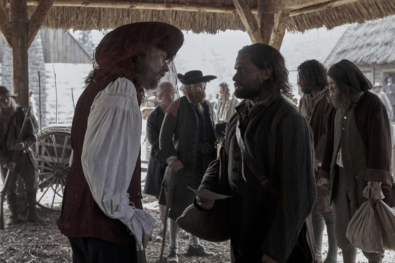 Trepagny (David Thewlis) habla con su sirviente Rene Sel (Christian Cooke) en el Trade Hall de Wobik.