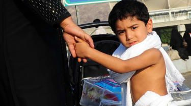 小さなイスラム教徒の巡礼者の男の子は彼の母親を保持します