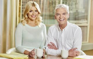 Iš kur Holly Willoughby suknelė iš šiandienos „This Morning“?