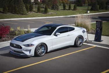 Ford și Webasto dezvăluie astăzi Mustang Lithium, un prototip Mustang fastback electric cu baterie ultra-înaltă. Cu mai mult de 1.000 ft.-lbs. de cuplu și peste 900 de cai putere inst