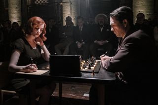 Η Anya Taylor-Joy ως Beth Harmon και ο Marcin Dorocinski ως Vasily Borgov
