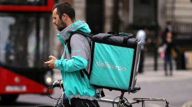 Řidiči Deliveroo patří mezi miliony pracovníků zaměstnaných v gigové ekonomice
