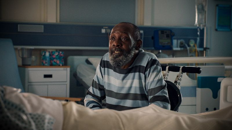 Alex vine să-l vadă pe Lucky în Holby City