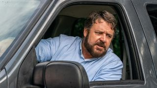 Russell Crowe e il suo 'Unhinged' su strada infuriano in un minivan e OH MIO DIO COSA È APPENA ACCADUTO