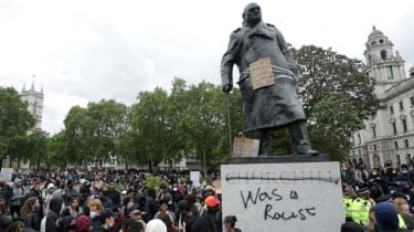 Statuia lui Churchill deformată