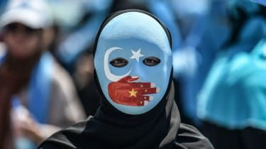 Demonstrant nosi maskę solidarności z Chinami