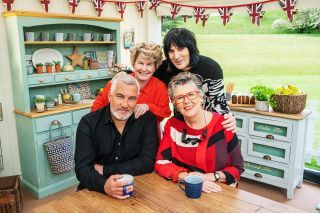 Bake Off tuomari keittiön pöydän ääressä