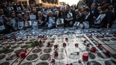 Människor håller porträtt av armeniska intellektuella
