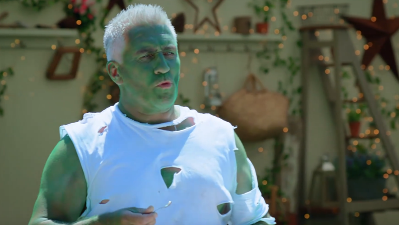 Paul Hollywood verkleed als The Hulk in The Great British Bake Off
