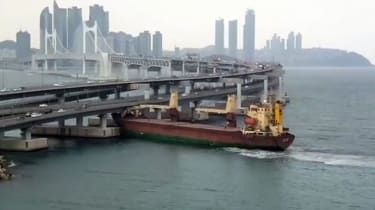 「酔った」船長を乗せたロシアの船が韓国の高速道路橋に衝突