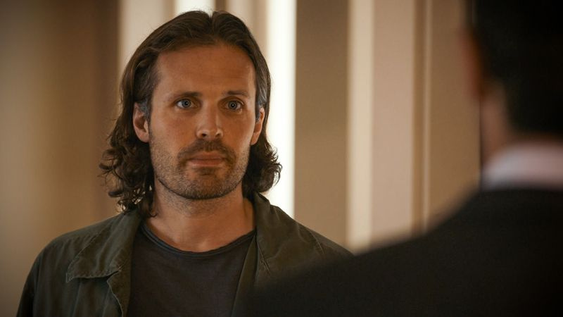James Anderson interpreta a Oliver Valentine en Holby City