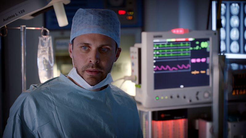James Anderson interpreta a Oliver Valentine en Holby City